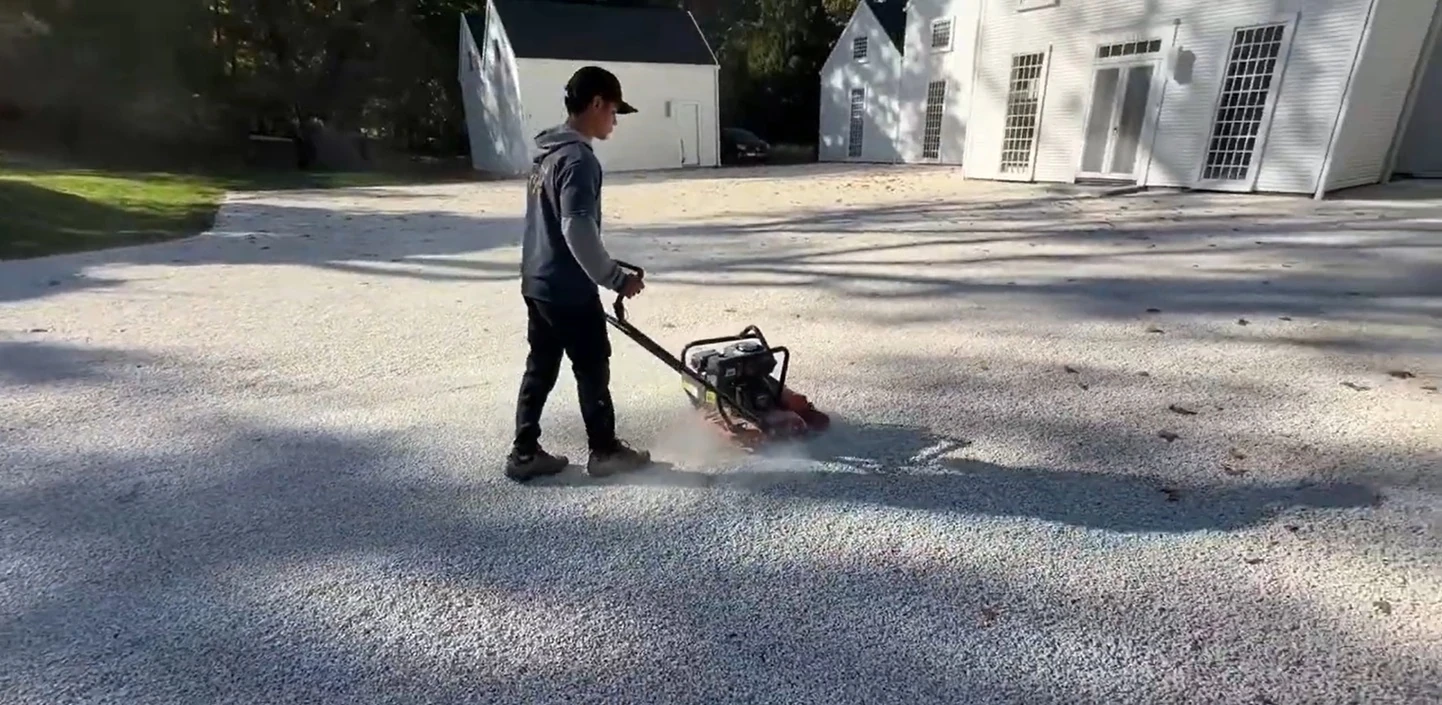 zagęszczanie nawierzchni w geokracie parkingowej.webp